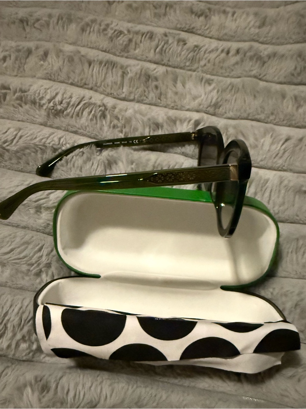 kate spade olive green sunglasses with polka dot pouch - Picture 4 of 5